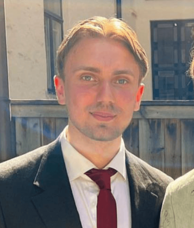 Teknikhjälp i Örebro – Lukas hjälper kund med datorproblem, wifi, BankID eller skrivare i hemmet